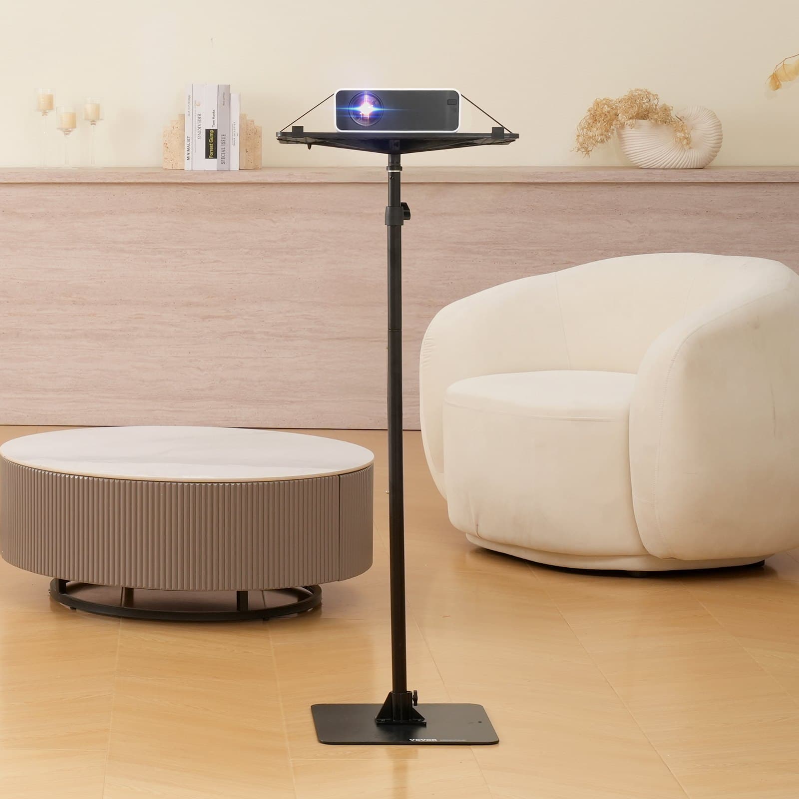 Stojan pro projektor, podlahový stativ pro projektor, nastavitelná výška od 30,3 do 63,4 palce, držák projektoru s podnosem, ideální pro venkovní promítání, do domu, kanceláře, na jeviště a do studia, černý