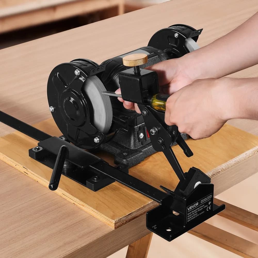 Brousicí systém Pro Grind, víceúčelový ostřicí přípravek pro stolní brusku 152 mm a 203 mm - s plošinovým přípravkem, opěrkou nástroje, nastavovacím blokem, posuvným úchytem pro pokosové řezy, blokem pro mikroúkosy, pro soustružnické nástroje