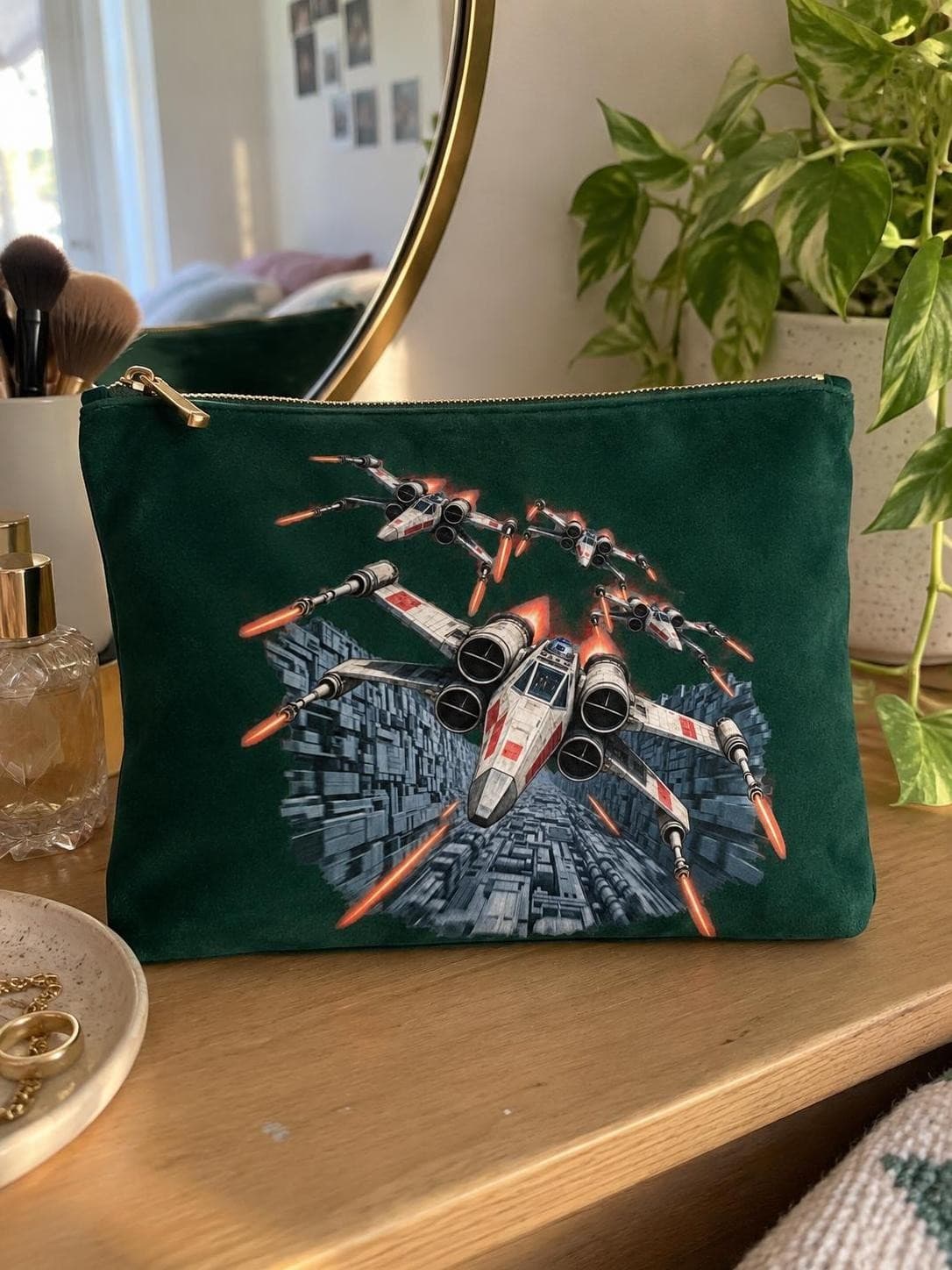 Star Wars – Let příkopem – sametová toaletní taška s potiskem (BagBase BG 715)